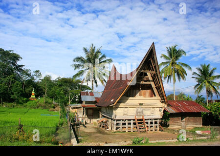 Maison Batak traditionnel sur l'île de Samosir, Sumatra, Indonésie, Asie du sud-est Banque D'Images