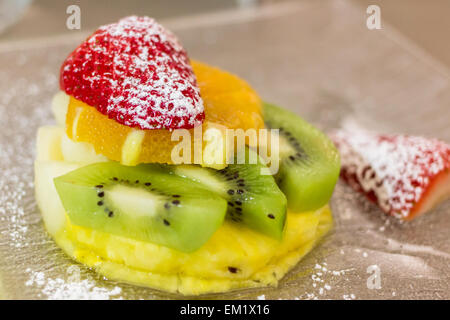 Assiette de fruits frais et colorés Banque D'Images