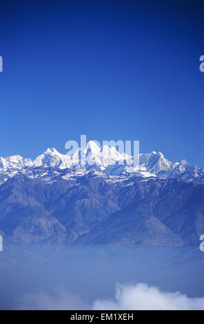 Le Népal, l'Himalaya central enneigés au-dessus des nuages ; ligne Nagarkot Banque D'Images