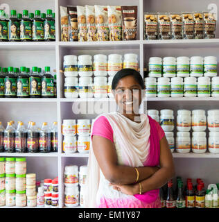 Jeune femme indienne dans la boutique d'épices et de l'Eden au jardin d'herbes médicinales à Thekkady, Kerala Inde Banque D'Images
