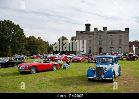 Une voiture classique réunion au Château de Chiddingstone, Kent, UK Banque D'Images