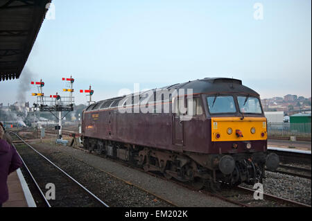 Classe 47 Vintage locomotive diesel à partir de la côte ouest se trouve près de chemins de signal sémaphore le bras à Worcester railway station Banque D'Images