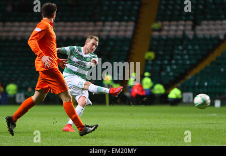 Glasgow, Ecosse. Apr 15, 2015. Scottish Premiership. Celtic contre Kilmarnock. John Guidetti pousses pour crédit Celtique : Action Plus Sport/Alamy Live News Banque D'Images