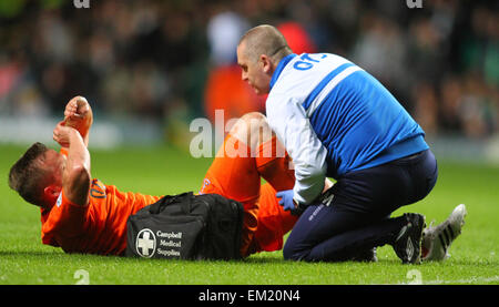 Glasgow, Ecosse. Apr 15, 2015. Scottish Premiership. Celtic contre Kilmarnock. Sammy Clingan est traité pour une action Crédit : frapper plus Sport/Alamy Live News Banque D'Images