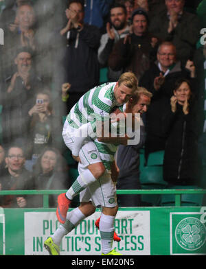 Glasgow, Ecosse. Apr 15, 2015. Scottish Premiership. Celtic contre Kilmarnock. Leigh Griffiths célèbre son but avec John Guidetti Credit : Action Plus Sport/Alamy Live News Banque D'Images