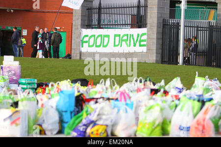 Glasgow, Ecosse. Apr 15, 2015. Scottish Premiership. Celtic contre Kilmarnock. Celtic fans charité collecte banque alimentaire : Action Crédit Plus Sport/Alamy Live News Banque D'Images