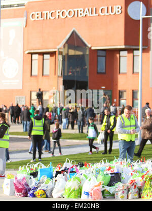 Glasgow, Ecosse. Apr 15, 2015. Scottish Premiership. Celtic contre Kilmarnock. Celtic fans collecte banque alimentaire : Action Crédit Plus Sport/Alamy Live News Banque D'Images