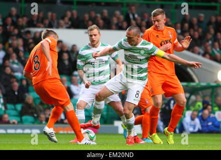 Glasgow, Ecosse. Apr 15, 2015. Scottish Premiership. Celtic contre Kilmarnock. Scott Brown et Sammy Clingan Crédit : bataille Plus Sport Action/Alamy Live News Banque D'Images