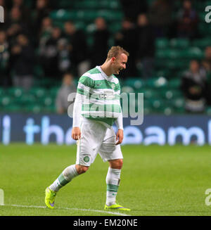 Glasgow, Ecosse. Apr 15, 2015. Scottish Premiership. Celtic contre Kilmarnock. Leigh Griffiths avec le match ball Crédit : Action Plus Sports/Alamy Live News Banque D'Images