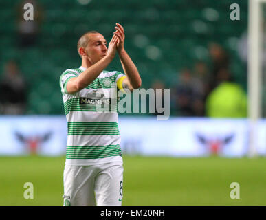 Glasgow, Ecosse. Apr 15, 2015. Scottish Premiership. Celtic contre Kilmarnock. Scott Brown se réjouit de l'appui après le match : Action Crédit Plus Sport/Alamy Live News Banque D'Images