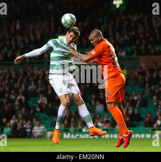 Glasgow, Ecosse. Apr 15, 2015. Scottish Premiership. Celtic contre Kilmarnock. Rni Bitton et Josh Magennis bataille pour la balle : Action Crédit Plus Sport/Alamy Live News Banque D'Images