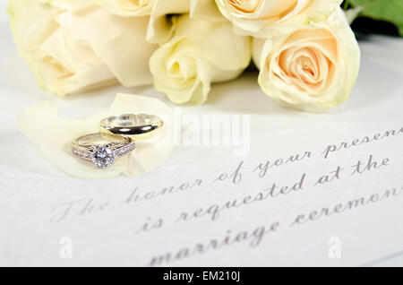 Mariage sur blanc pétale de rose avec l'invitation de mariage formel. Banque D'Images