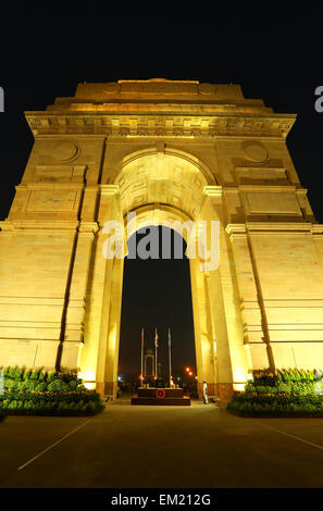 La porte de l'Inde avec des lumières dans la nuit, New Delhi, Inde. C'est un mémorial à 82 000 soldats de l'armée indienne britannique indivis qui Banque D'Images