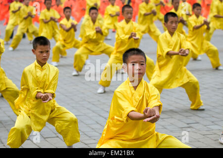 Former les jeunes dans le Kung Fu au Songshan Shaolin Temple Wuseng Tuan Centre de formation, d'Dengeng, province de Henan, Chine Banque D'Images