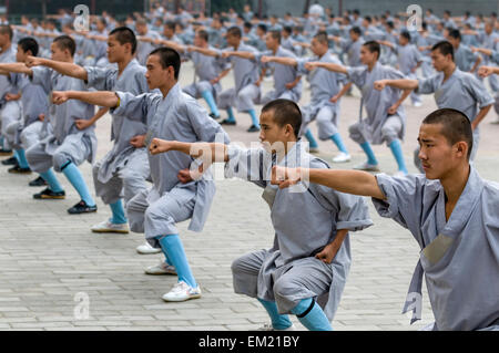 Former les jeunes dans le Kung Fu au Songshan Shaolin Temple Wuseng Tuan Centre de formation, d'Dengeng, province de Henan, Chine Banque D'Images