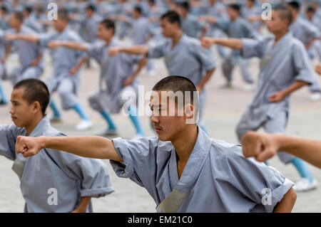 Former les jeunes dans le Kung Fu au Songshan Shaolin Temple Wuseng Tuan Centre de formation, d'Dengeng, province de Henan, Chine Banque D'Images