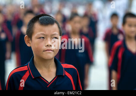 Former les jeunes dans le Kung Fu au Songshan Shaolin Temple Wuseng Tuan Centre de formation, d'Dengeng, province de Henan, Chine Banque D'Images