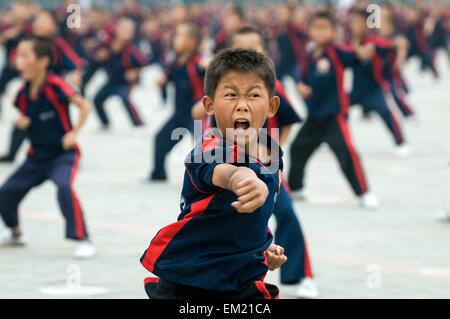 Former les jeunes dans le Kung Fu au Songshan Shaolin Temple Wuseng Tuan Centre de formation, d'Dengeng, province de Henan, Chine Banque D'Images