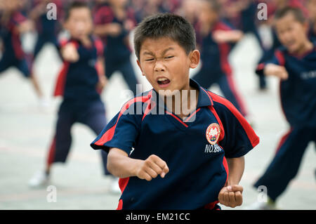 Former les jeunes dans le Kung Fu au Songshan Shaolin Temple Wuseng Tuan Centre de formation, d'Dengeng, province de Henan, Chine Banque D'Images