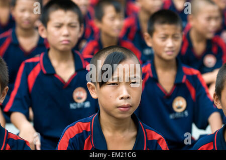 Former les jeunes dans le Kung Fu au Songshan Shaolin Temple Wuseng Tuan Centre de formation, d'Dengeng, province de Henan, Chine Banque D'Images