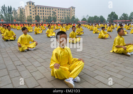 Former les jeunes dans le Kung Fu au Songshan Shaolin Temple Wuseng Tuan Centre de formation, d'Dengeng, province de Henan, Chine Banque D'Images