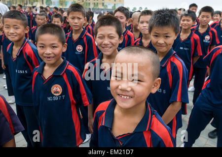 Former les jeunes dans le Kung Fu au Songshan Shaolin Temple Wuseng Tuan Centre de formation, d'Dengeng, province de Henan, Chine Banque D'Images