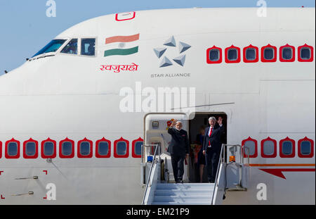 (150415) -- TORONTO, le 15 avril 2015(Xinhua) -- Le Premier Ministre indien Narendra Modi(L) arrive à l'aéroport international Pearson de Toronto Airportat avec le premier ministre canadien Stephen Harper(R) à Toronto, Canada, le 15 avril 2015. Le Premier Ministre indien Narendra Modi est au Canada sur une visite de trois jours à Ottawa, Toronto et Vancouver. (Xinhua/Zou Zheng) Banque D'Images