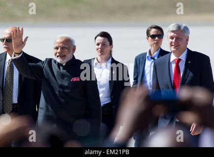 (150415) -- TORONTO, le 15 avril 2015(Xinhua) -- Le Premier Ministre indien Narendra Modi(2L) vagues à des gens à l'aéroport international Pearson de Toronto Airportat accompagné par le Premier ministre canadien Stephen Harper (1er R) à Toronto, Canada, le 15 avril 2015. Le Premier Ministre indien Narendra Modi est au Canada sur une visite de trois jours à Ottawa, Toronto et Vancouver. (Xinhua/Zou Zheng) Banque D'Images