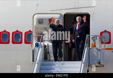 (150415) -- TORONTO, le 15 avril 2015(Xinhua) -- Le Premier Ministre indien Narendra Modi(L) arrive à l'aéroport international Pearson de Toronto Airportat avec le premier ministre canadien Stephen Harper(R) à Toronto, Canada, le 15 avril 2015. Le Premier Ministre indien Narendra Modi est au Canada sur une visite de trois jours à Ottawa, Toronto et Vancouver. (Xinhua/Zou Zheng) Banque D'Images