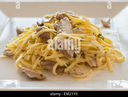 Close-up pâtes Italiennes' avec 'Tagliolini Porcini champignons crème,et les herbes. Banque D'Images