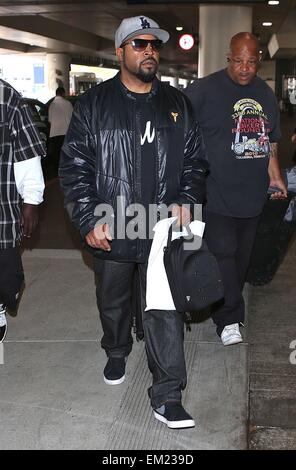 Ice Cube arrive à Los Angeles International Airport (LAX) comprend : Ice Cube Où : Los Angeles, California, United States Quand : 11 Oct 2014 Banque D'Images