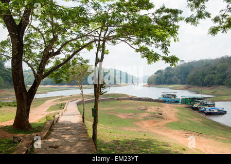 Bateaux sur le lac à la réserve naturelle de Periyar de Thekkadi, Kerala Inde Banque D'Images