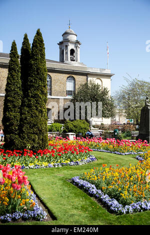 Fleurs de Printemps à St Johns Wood Church Gardens London UK Banque D'Images