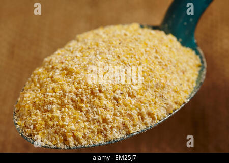 Sol grossier de la farine de maïs pour polenta, parfois appelé le gruau de maïs. Banque D'Images
