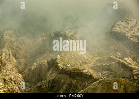 Relief volcanique érodée de Kawah Ijen volcano, Banyuwangi, Java, Indonésie Banque D'Images