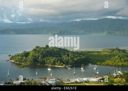 Savusavu marina et Ipfna îlot, l'île de Vanua Levu, Fidji, Pacifique Sud Banque D'Images