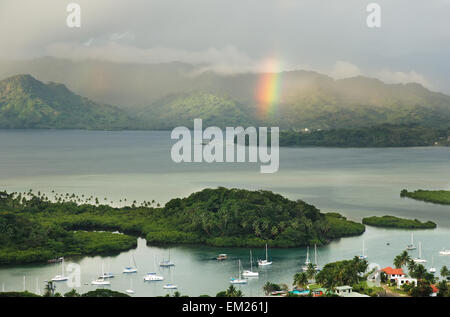 Savusavu marina et Ipfna îlot avec arc-en-ciel, l'île de Vanua Levu, Fidji, Pacifique Sud Banque D'Images