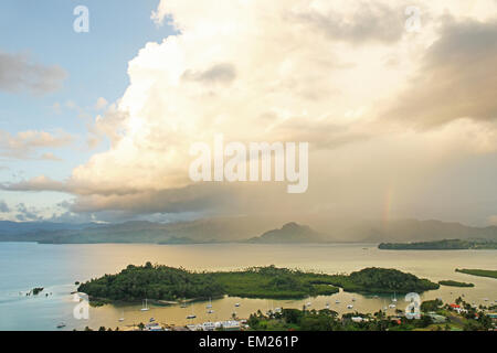 Savusavu marina et Ipfna îlot, l'île de Vanua Levu, Fidji, Pacifique Sud Banque D'Images