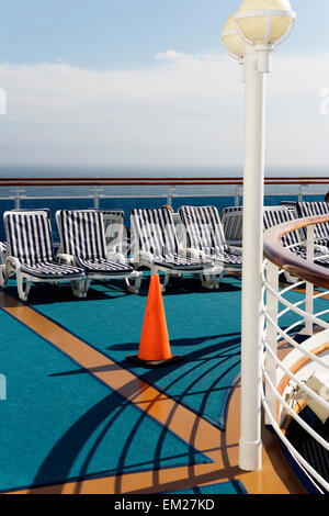 Des chaises vides sur un bateau de croisière. Banque D'Images