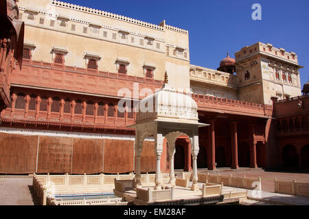 Cour principale de fort de Junagarh, Bikaner, Rajasthan, India Banque D'Images