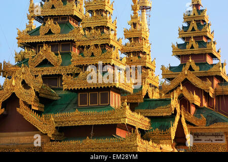 Toits des temples, de la pagode Shwedagon à Yangon, Myanmar, complexes, en Asie du sud-est Banque D'Images