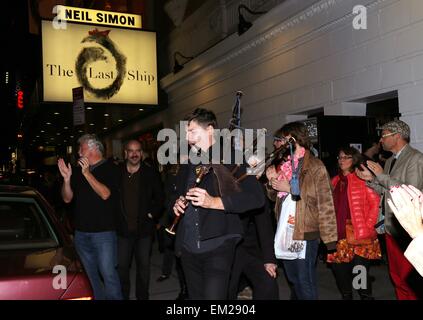 Sting rejoint le casting du dernier navire à la sérénade de cast Jersey Boys à traditionnel samedi soir performance avant-spectacle au théâtre Neil Simon. Doté d''atmosphère : où : New York, New York, United States Quand : 12 Oct 2014 Banque D'Images