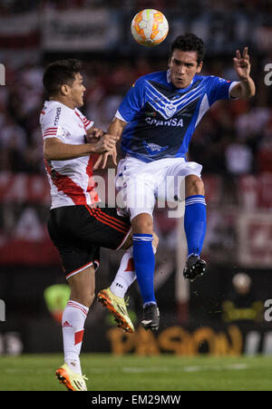 Buenos Aires, Argentine. Apr 15, 2015. River Plate, Teofilo Gutierrez (L) de l'Argentine des eddv pour le bal avec de San José Gabriel Valverde de la Bolivie lors du match de Copa Libertadores dans le stade Monumental de Buenos Aires, Argentine, le 15 avril 2015. River Plate a gagné le match 3-0. © Martin Zabala/Xinhua/Alamy Live News Banque D'Images