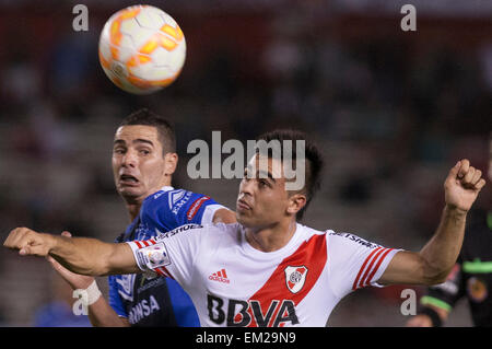 Buenos Aires, Argentine. Apr 15, 2015. Le River Plate Gonzalo Martinez (R) de l'Argentine des eddv pour le bal avec de San José Leandro Ferreira de la Bolivie lors du match de Copa Libertadores dans le stade Monumental de Buenos Aires, Argentine, le 15 avril 2015. River Plate a gagné le match 3-0. © Martin Zabala/Xinhua/Alamy Live News Banque D'Images