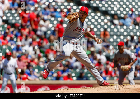 Arlington, Texas, USA. Apr 15, 2015. Los Angeles Angels le lanceur partant Hector Santiago (53) emplacements au cours de la Ligue Majeure de Baseball le match entre les Los Angeles Angels et les Rangers du Texas à Globe Life Park à Arlington, TX. Les Anges défait les Rangers 10-2. Credit : csm/Alamy Live News Banque D'Images