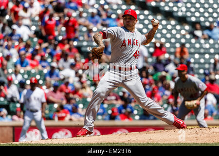 Arlington, Texas, USA. Apr 15, 2015. Los Angeles Angels le lanceur partant Hector Santiago (53) emplacements au cours de la Ligue Majeure de Baseball le match entre les Los Angeles Angels et les Rangers du Texas à Globe Life Park à Arlington, TX. Les Anges défait les Rangers 10-2. Credit : csm/Alamy Live News Banque D'Images