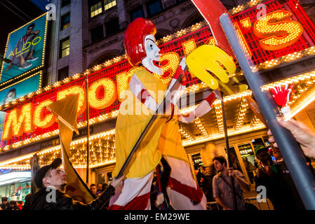 New York, USA. 15 avril, 2015. Des milliers de membres de l'Union des travailleurs de la restauration rapide s'est joint à une marche du Columbus Circle à la 42e Rue dans Times Square, appelant pour le salaire minimum à 15 $ l'heure et le droit pour les travailleurs de la restauration rapide pour se syndiquer. Les travailleurs sont payés actuellement environ 8,75 $ l'heure. Credit : Stacy Walsh Rosenstock/Alamy Live News Banque D'Images