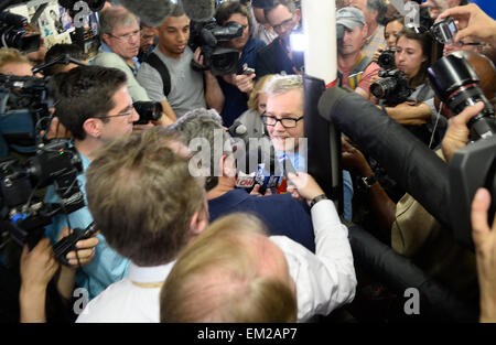 Hollywood.USA. Apr 15, 2015. Entraîneur Freddie Roach Manny Pacquiao(C) entretiens avec les médias sur les médias journée à la wild card sport mercredi. Manny Pacquiao se prépare pour sa grande lutte avec Floyd Mayweather Jr. le 2 mai au MGM Grand hotel à Las Vegas. Credit : Gene Blevins/ZUMA/Alamy Fil Live News Banque D'Images