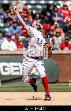 Arlington, Texas, USA. Apr 15, 2015. Les Rangers du Texas shortstop Adam Rosales (9) lance à la première au cours de la Ligue Majeure de Baseball le match entre les Los Angeles Angels et les Rangers du Texas à Globe Life Park à Arlington, TX. Les Anges défait les Rangers 10-2. Credit : csm/Alamy Live News Banque D'Images