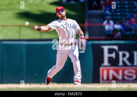 Arlington, Texas, USA. Apr 15, 2015. Les Rangers du Texas le deuxième but odeur Rougned (12) lance pour la première fois au cours de la Major League Baseball match entre les Los Angeles Angels et les Rangers du Texas à Globe Life Park à Arlington, TX. Les Anges défait les Rangers 10-2. Credit : csm/Alamy Live News Banque D'Images